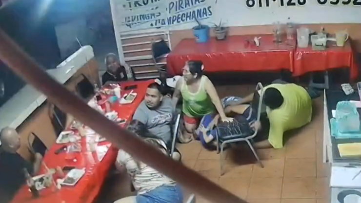 Clientes de una taquería entran en pánico al confundir ruido de moto.