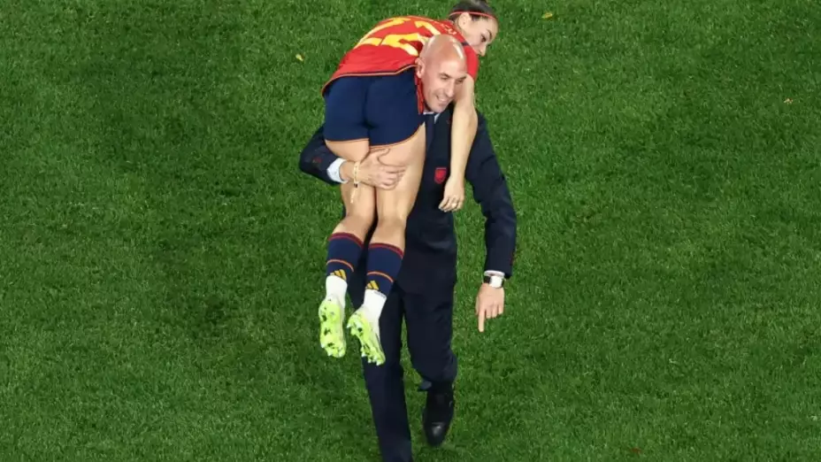 beso-a-jenni-hermoso-escándalos-luis-rubiales-federación-española-de-futbol-cargando-atenea
