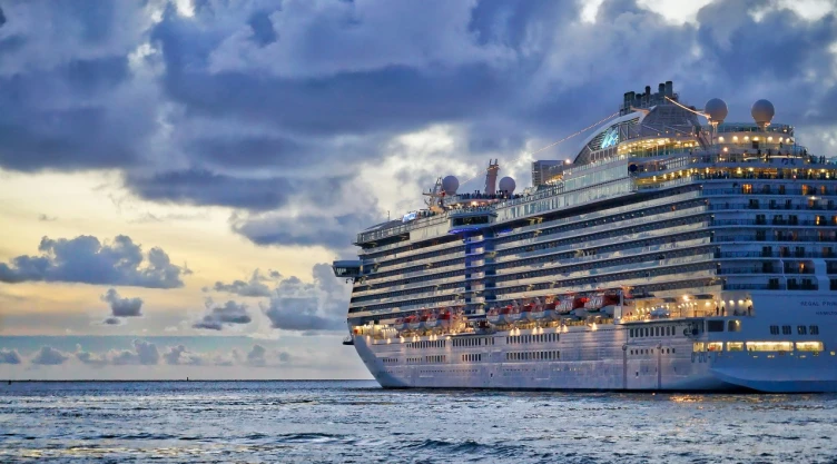 Foto de crucero sobre el mar.