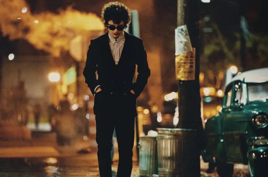 Chalamet ha expresado en entrevistas que interpretar a Dylan fue un desafío que requirió una profunda inmersión en la música y la historia del artista.
Crédito: Searchlight Pictures