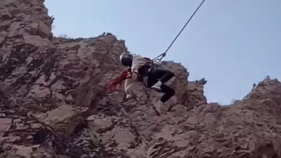 (VIDEO FUERTE) ¡Mujer sufre ATAQUE AL CORAZÓN en pleno descenso haciendo rapel!.jpg