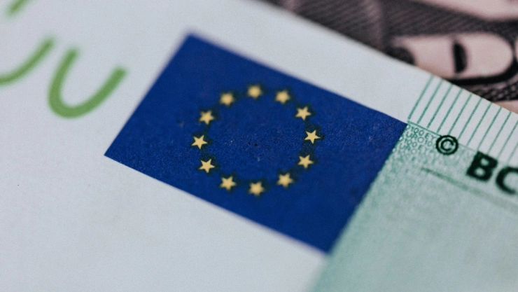 Reino Unido y la Unión Europea acuerdan flexibilizar viajes y comercio en un pacto histórico tras el Brexit. Un nuevo comienzo para Europa.