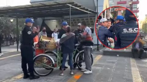 Policías de CDMX confrontan a un vendedor de café afuera de Metro Mixcoac