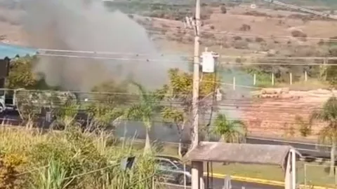 Bomberos acudieron al sitio para sofocar el fuego en la camioneta siniestrada