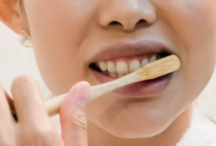 ¿Es bueno o malo enjuagarse los dientes después de cepillarse?