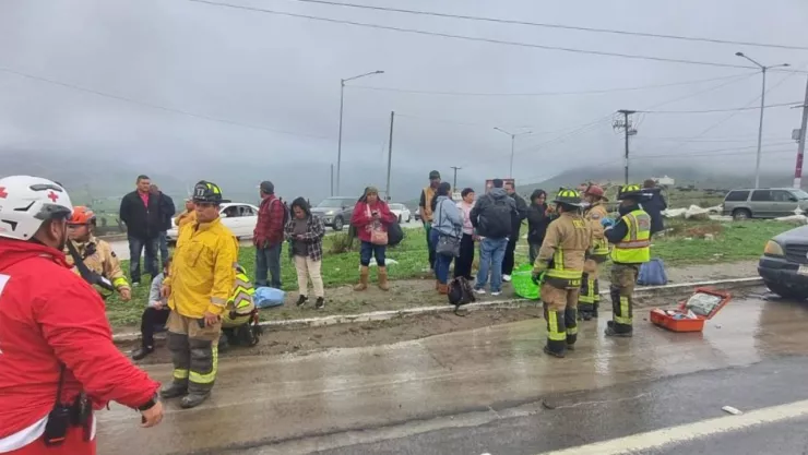 Bomberos de Tijuana atienden choque con víctimas en Valle de las Palmas