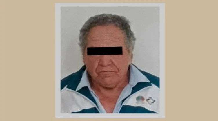 Mujer encaró a hombre por tocamientos indebidos frente a menores en combi Edomex; policías lo detienen. En la imagen se observa al hombre de 70 años tras ser capturado por la policía de género en el Estado de México.