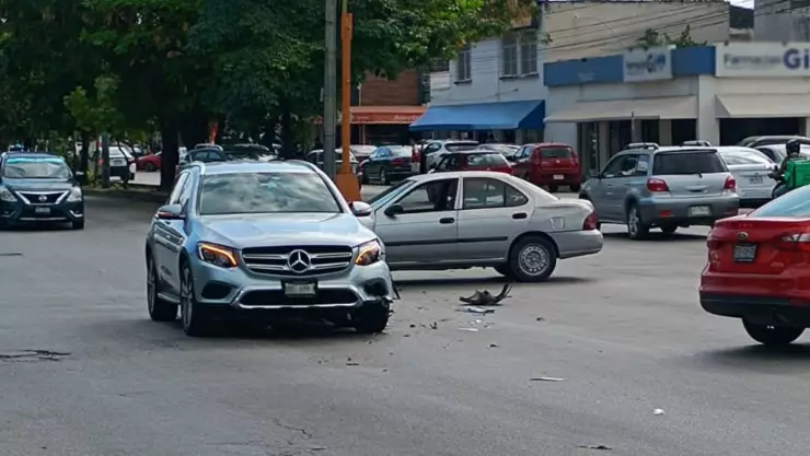 Fuerte accidente genera tráfico pesado en Av. Nichupté de Cancún.jpg