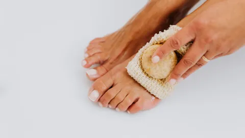 Esta es la forma correcta de exfoliar los pies, con ingredientes naturales