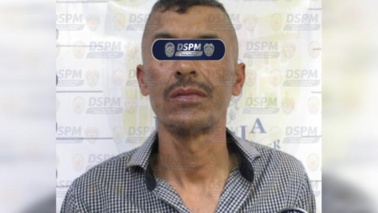 hombre con arma de utilería