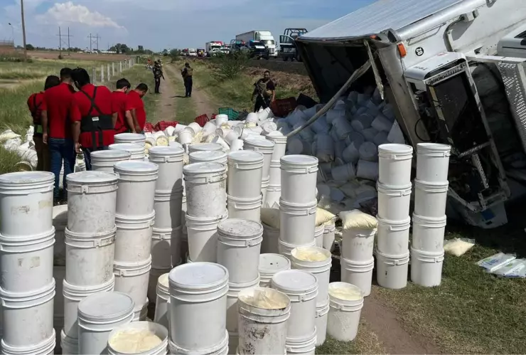 Vuelca camión con quesos en Guasave