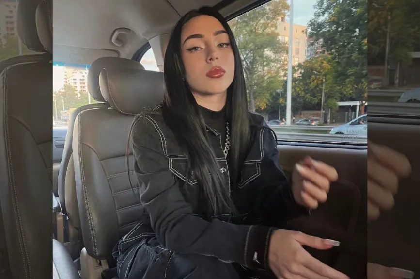Nicki de negro.jpg