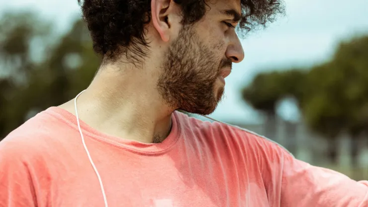 Así puedes eliminar el olor a sudor de tu ropa