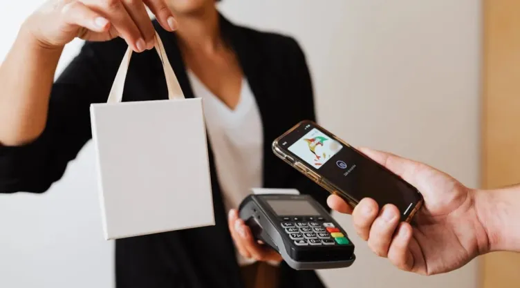¿Cómo evitar fraudes al pagar con contactless durante compras navideñas?