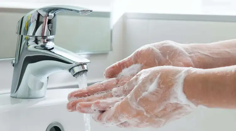 Higiene de manos con agua y jabón.
