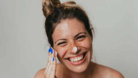 Tendencia de TikTok para el cuidado de la piel que aprueban los dermatólogos