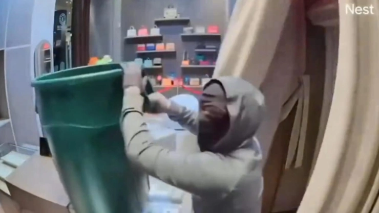 Uno de los criminales ejecuta el robo de costosas carteras en un hotel de Miami, Florida