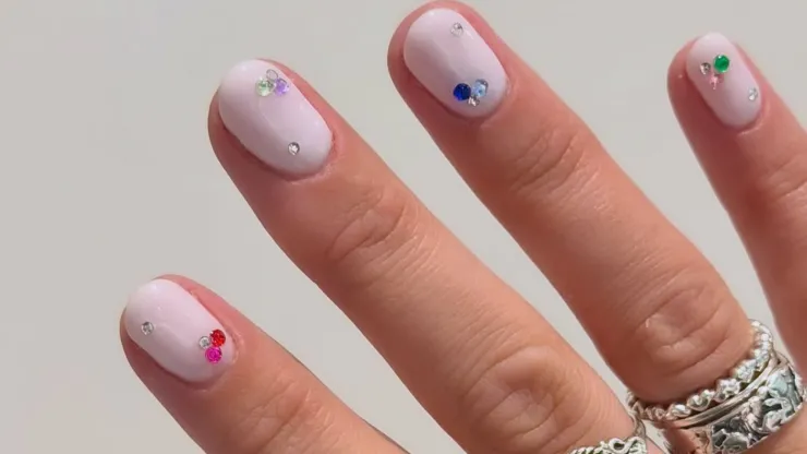 uñas con piedras de colores Semana Santa 2026