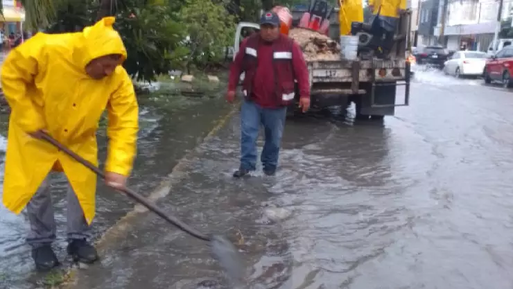 Realizan limpiezas de rejillas en avenidas de Cancún ante lluvias.jpg