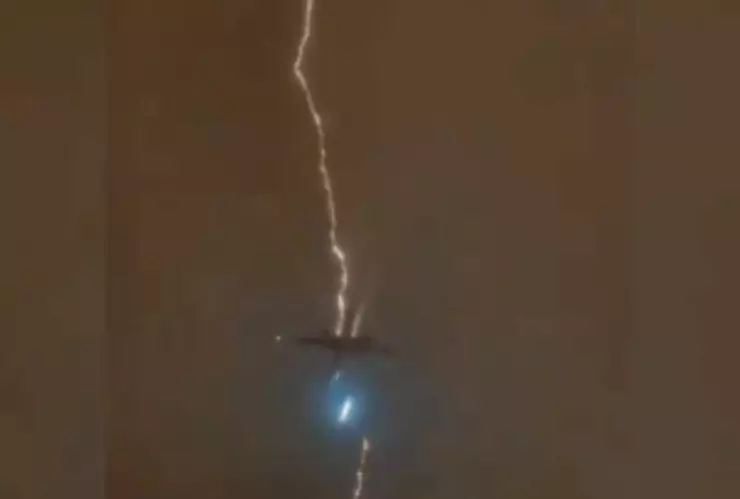 ¡WOW! Así un rayo impacta a un avión durante un despegue; video.jpg