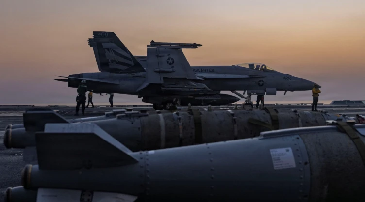 Un F/A-18E Super Hornet se prepara para despegar desde la cubierta de vuelo del portaaviones USS Abraham Lincoln de la clase Nimitz de la Armada de EE. UU. en apoyo del ataque de la Operación Furia Épica contra Irán desde una ubicación no revelada el 2 de marzo de 2026.