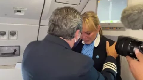 Mónica Herrero, una experimentada azafata de Aerolíneas Argentina no pudo evitar romper en llanto cuando el avión tocó suelo argentino con las primeras vacunas Sputnik V.