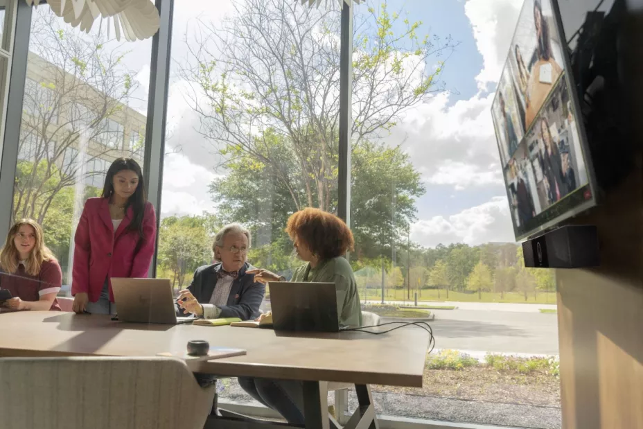 Poly Studio USB Temática.jpg