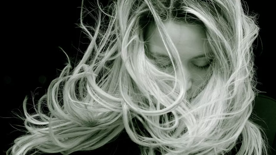 El ingrediente en polvo para oscurecer las canas de tu cabello