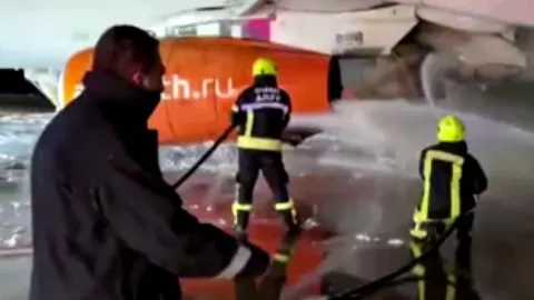 Incendio-avión-ruso-en-eropuerto-de-antalya-en-turquía-video-bomberos