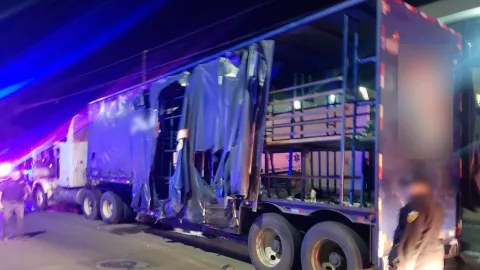 Rescatan a 228 migrantes ocultos en el área de carga para refrescos de un tractocamión