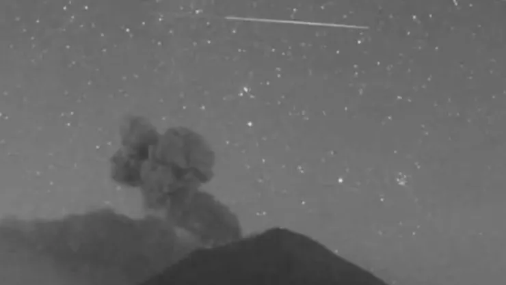 ¡Mágico! Captan estrella fugaz durante explosión del volcán Popocatépetl