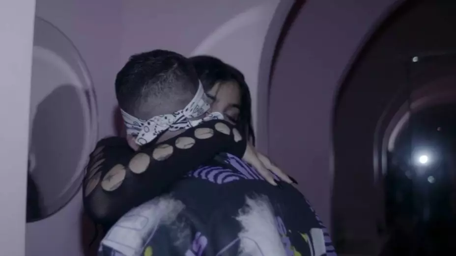 Karely Ruiz y Santa Fe.