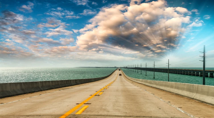 una vista del camino hacia Key West en Florida.