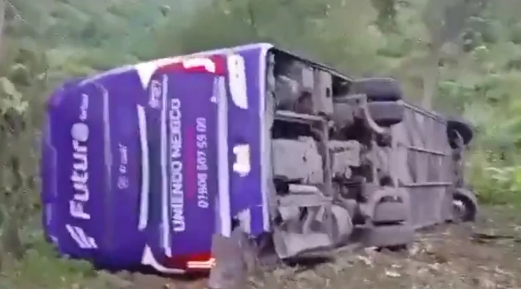 Autobús de pasajeros de la línea Futura que cayó a un barranco en Tlanchinol, Hidalgo.