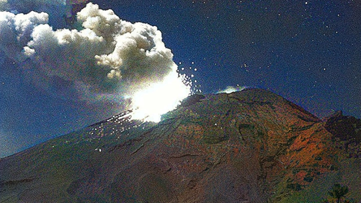 Tras intensas explosiones, captan lluvia de ceniza del volcán Popocatépetl hoy en Puebla