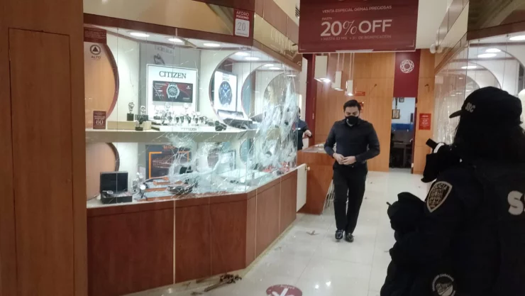 Con mazos roban joyería en Plaza Lindavista de CDMX