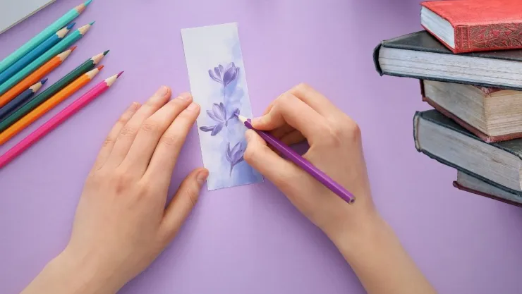 Manualidades de Lectura Cómo crear marcapáginas personalizados a partir de recortes de cartulina y flores secas.jpg