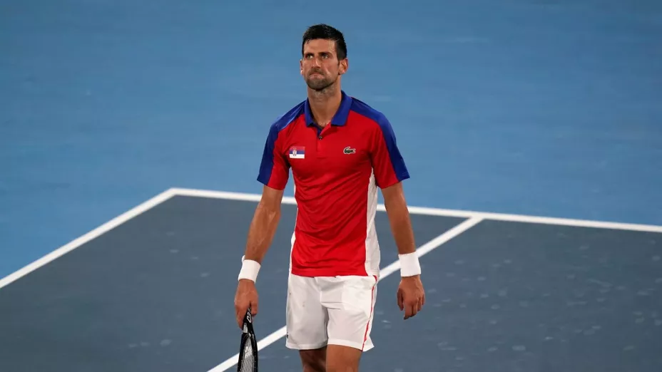Tokio 2020 Novak Djokovic tras perder ante el alemán Alexander Zverev en semifinales del tenis de los Juegos Olímpicos AP Foto Seth Wenig.jpg