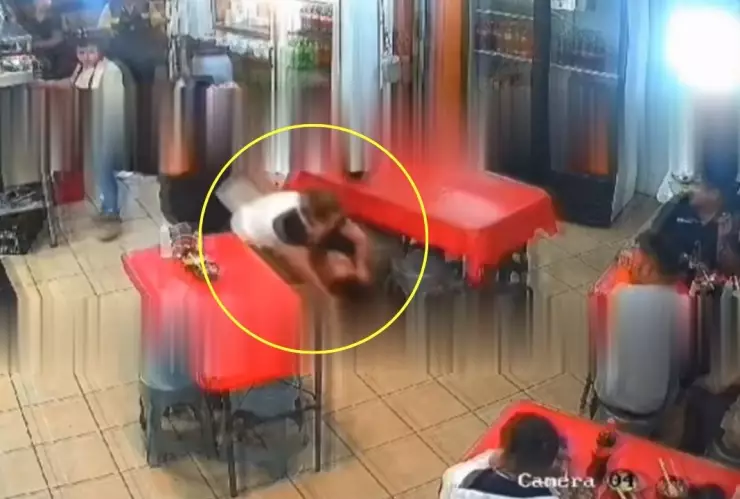Meseras se pelean a golpes en una taquería de Coacalco, Estado de México