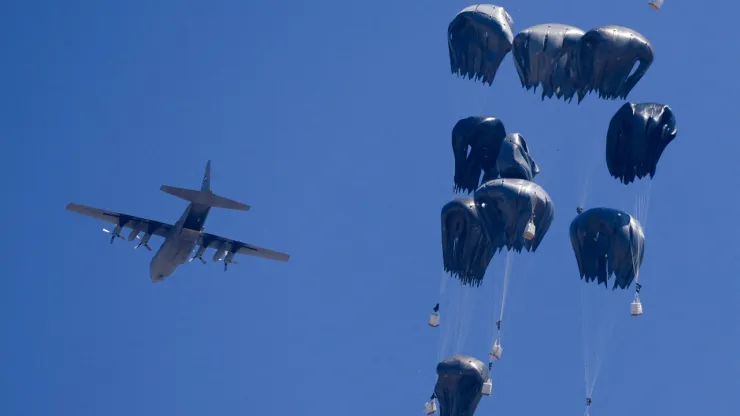 Avión lanzando ayuda humanitaria en Gaza.