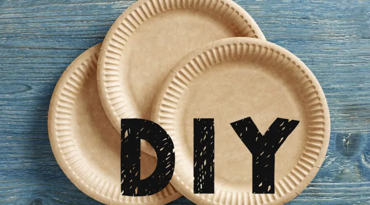 No tires los platos descartables: recíclalos para hacer una pandereta para entretener a los niños