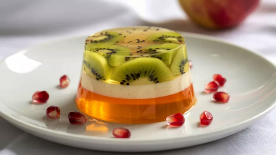 La gelatina es una fuente de proteína casi pura con aminoácidos clave que pueden mejorar articulaciones, piel, sueño y control del apetito.