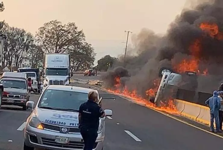 tráiler-vuelca-incendio-méxico-puebla