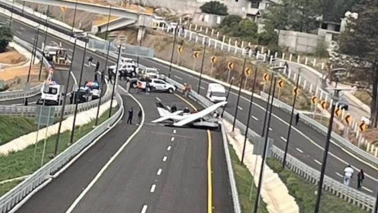 autopista_pachuca_huasca_aeronave_aterriza_carriles