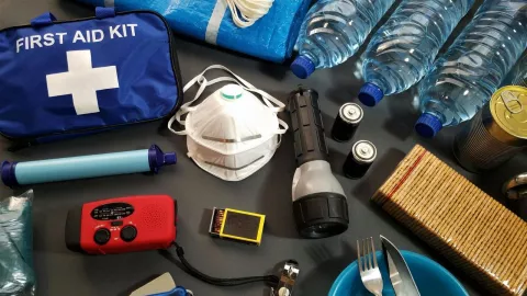 ¿Cuánto cuesta armar una mochila de emergencia y qué cosas debe llevar?