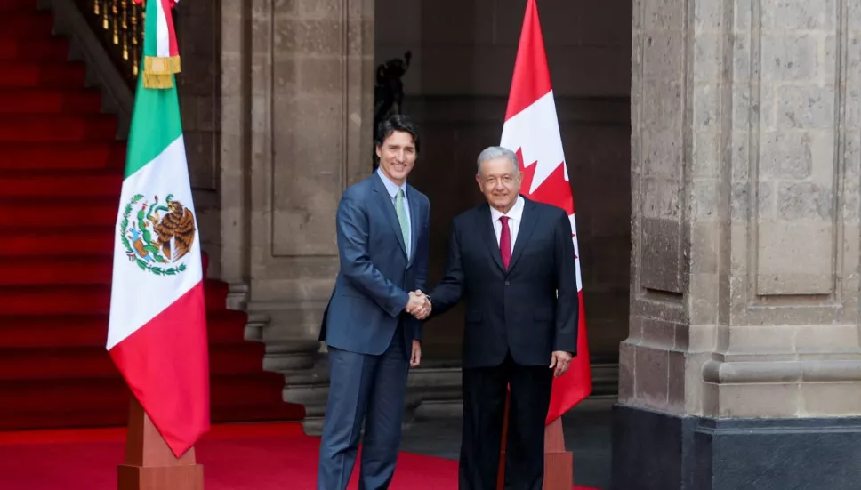 El presidente Andrés Manuel López Obrador (AMLO) y el primer ministro de Canadá, Justin Trudeau, posan para la foto antes de su reunión bilateral.