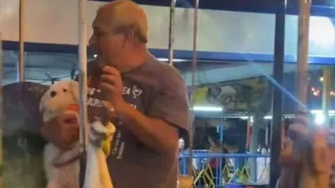 Perro y su dueño son captados paseando en el carrusel