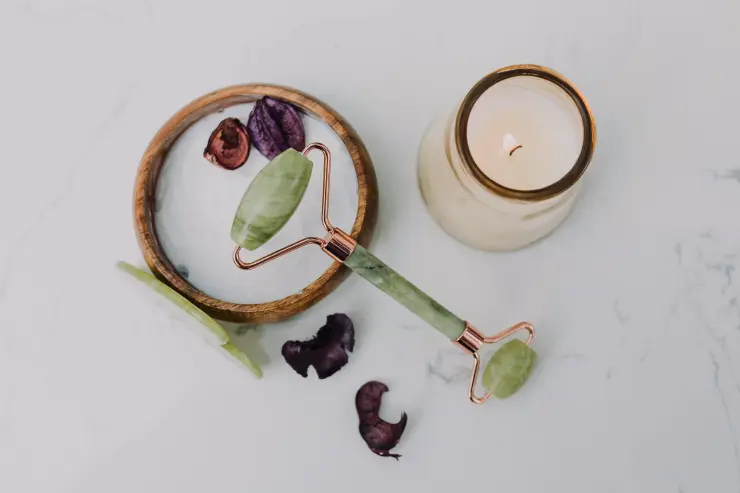 Spa relajante con velas, mascarillas y aromaterapia
