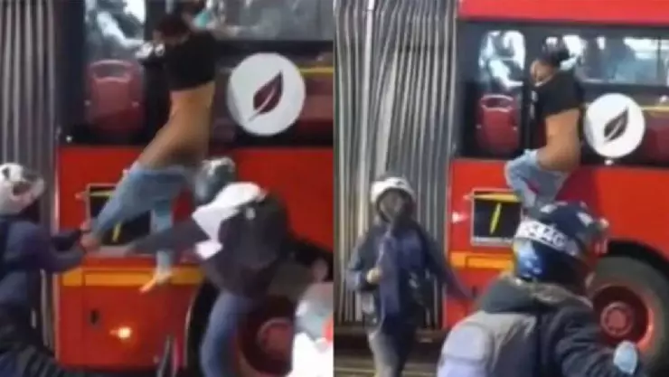 Video Ladrón queda colgando y sin pantalones en camión; pasajeros lo golpean