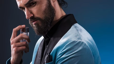 Los perfumes para hombre que sí huelen rico y fresco, según Oprah